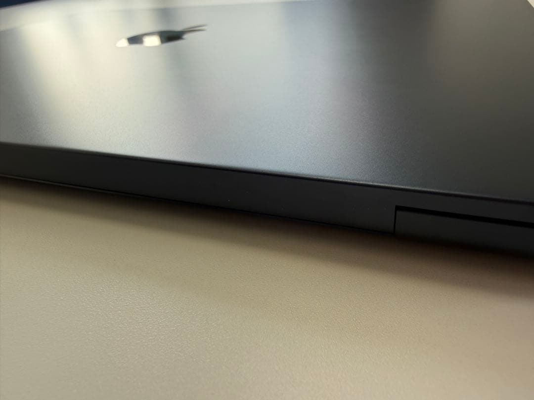 【良品】MacBook Air M2 8GB/256GBミッドナイト おまけ付