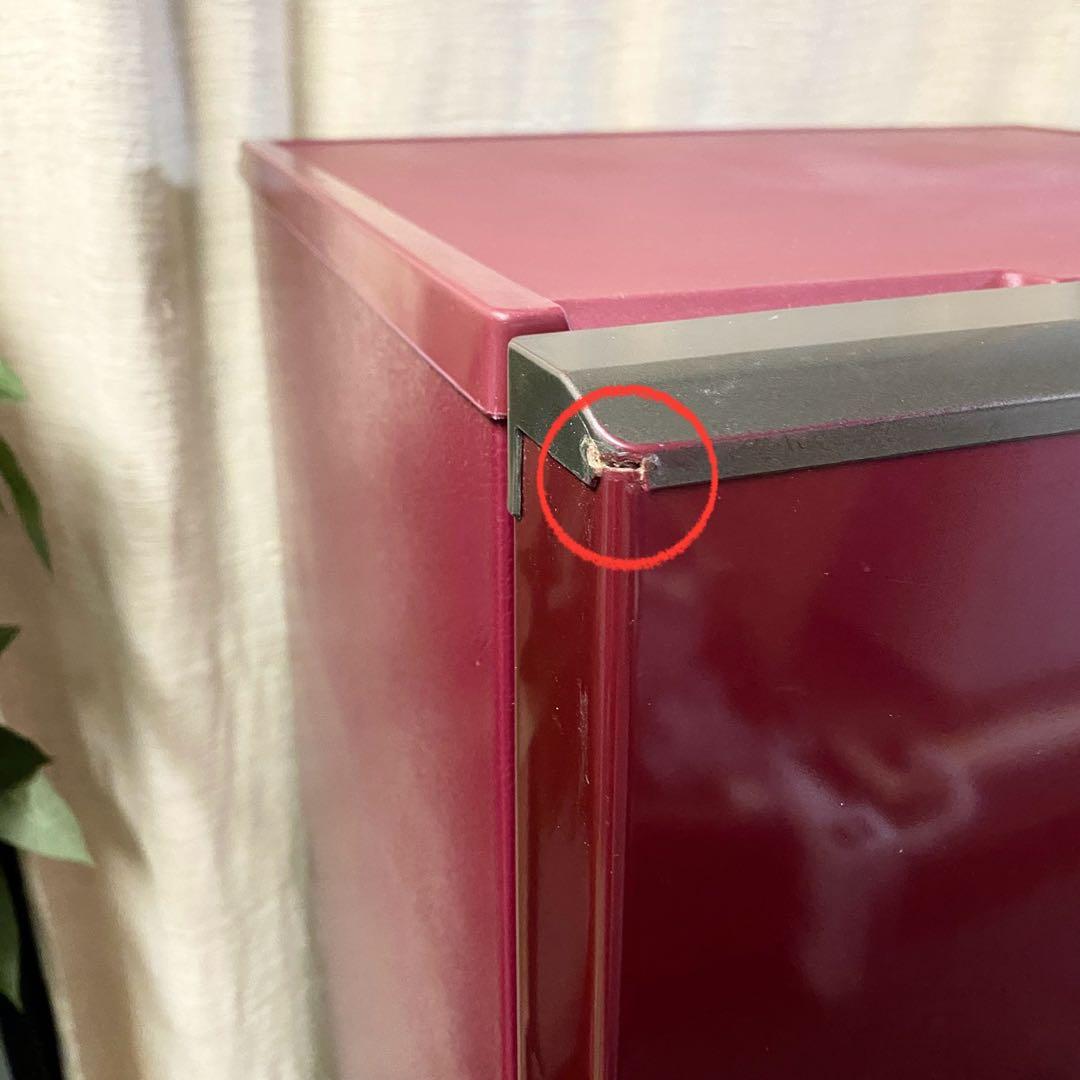 かたちはシンプルなのにワインレッドの派手さがイイ！2ドア冷凍冷蔵庫184L