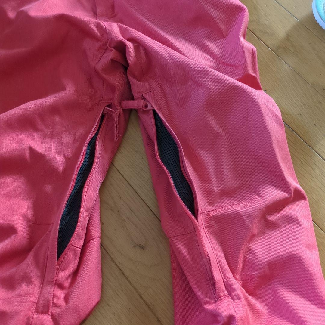 赤いスノーボードパンツ 女性用　　スキーウェアのセット