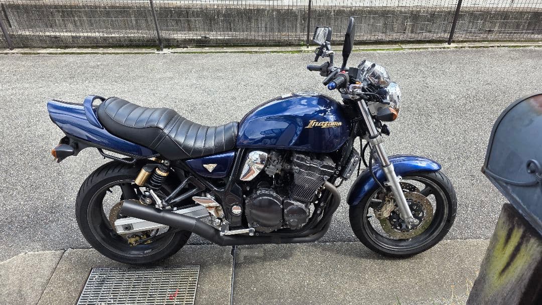 イナズマ400 バイク マフラー