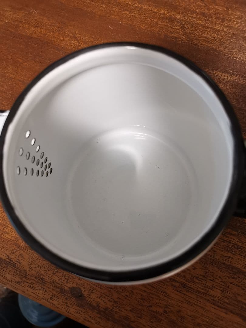 アンティーク ホワイトエナメルケトル ブラックリム グリーンガラス撮