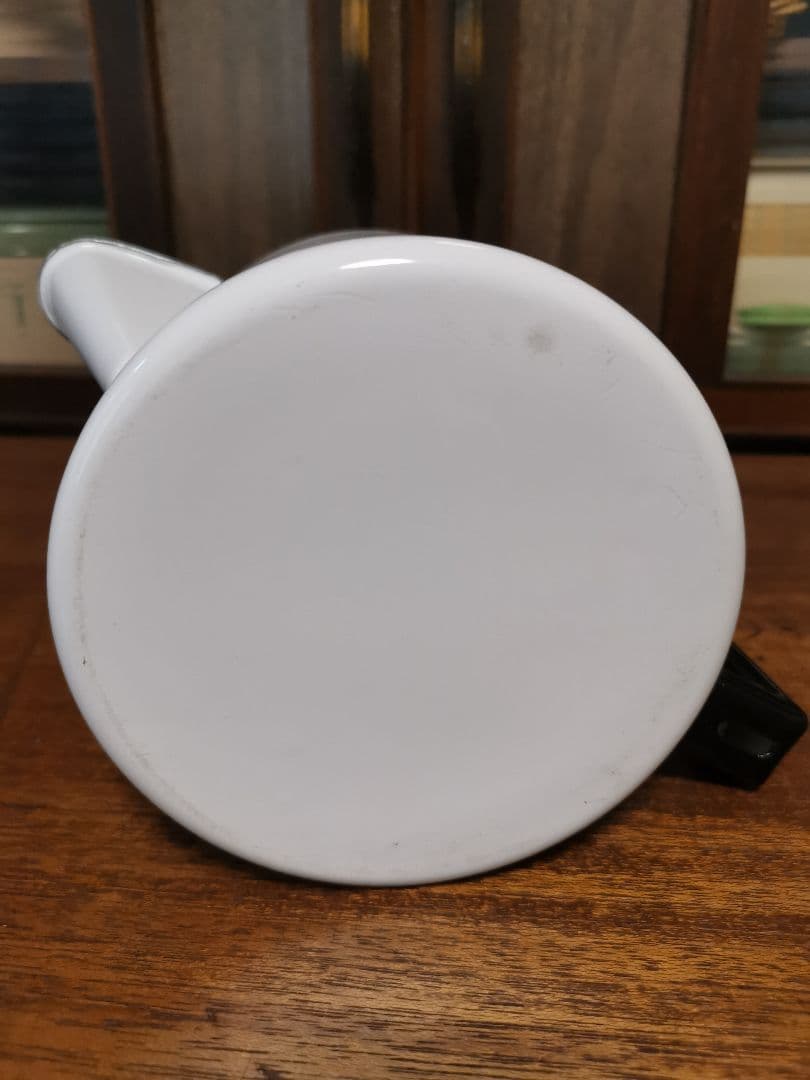 アンティーク ホワイトエナメルケトル ブラックリム グリーンガラス撮