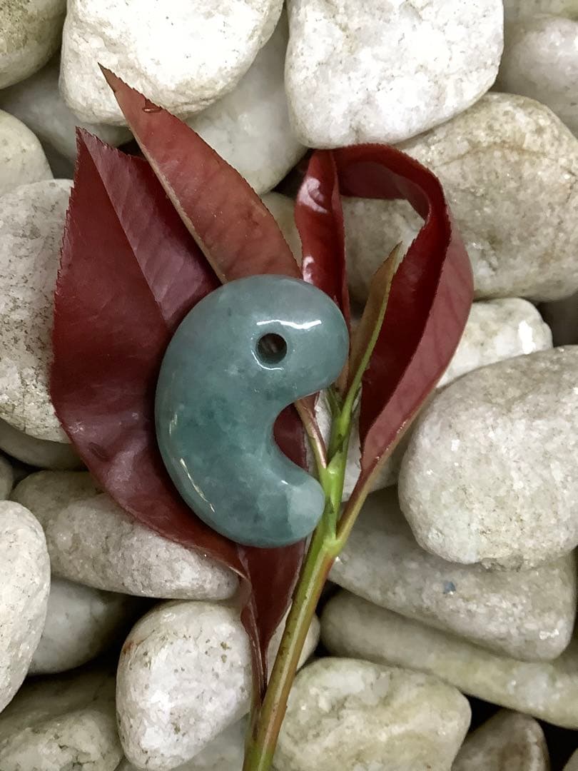 コン沢翡翠青緑抜群の透過　艶照り透過極上‼️糸魚川翡翠勾玉　最高峰の1点鑑別書付