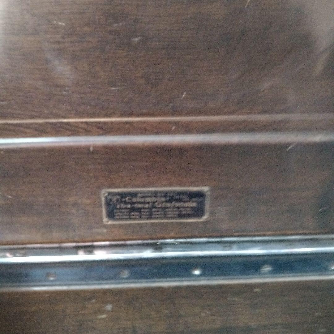 大分古いコロンビアの蓄音機です。