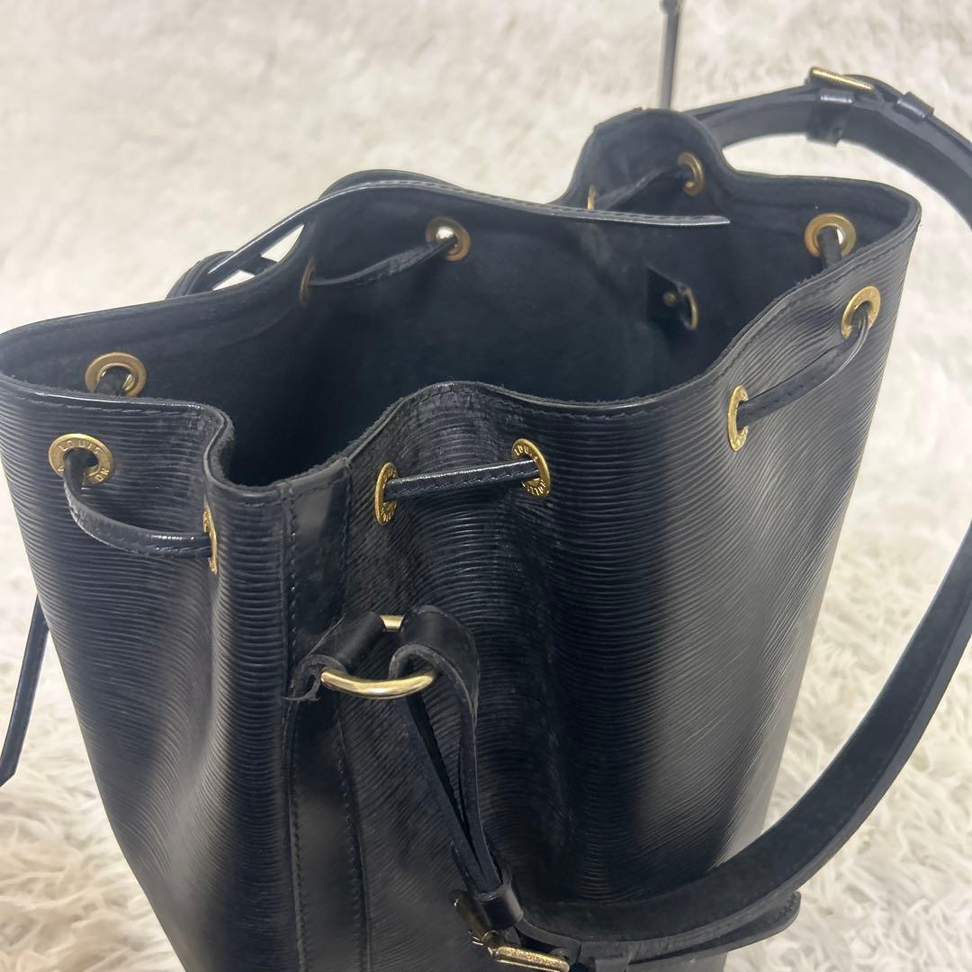 ルイヴィトン エピ ノエ レザー ショルダーバッグ ブラック シリアルあり