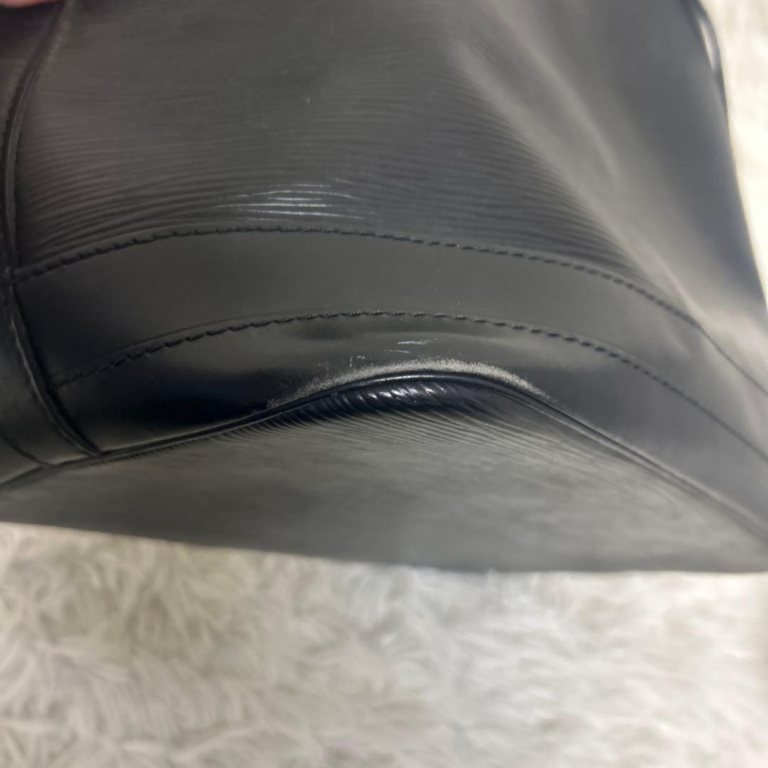 ルイヴィトン エピ ノエ レザー ショルダーバッグ ブラック シリアルあり