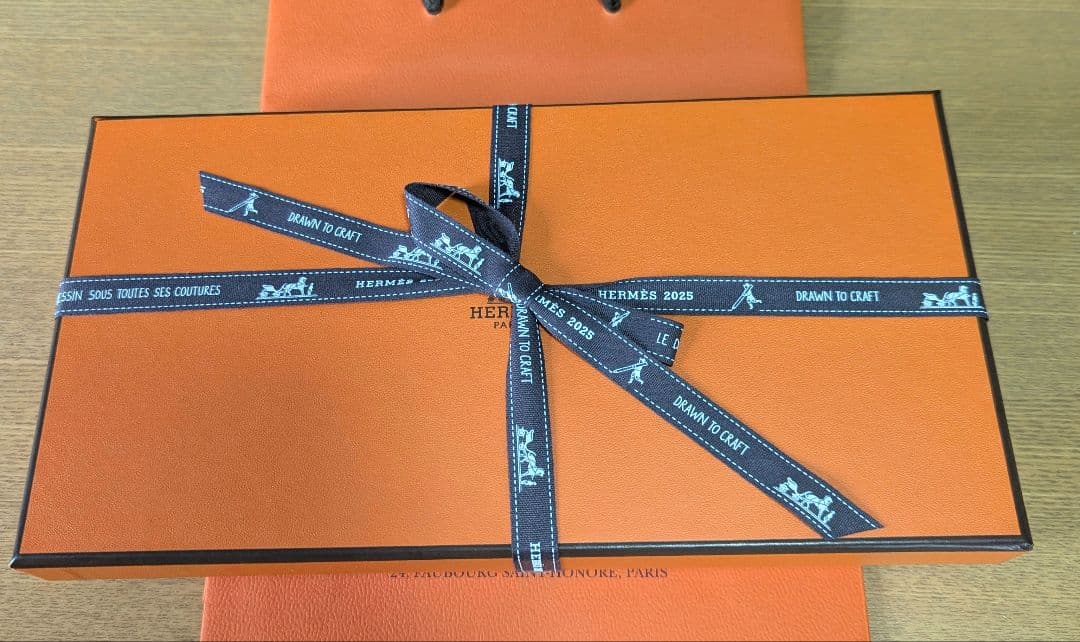 エルメス スカーフ壁掛け★年末の空間を上品に❣️部屋模様替えにエルメスの彩り❣️