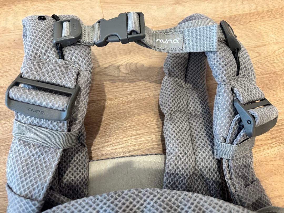 mii様【美品】nuna ヌナ カドルクリック 抱っこ紐 / 色:フォグ