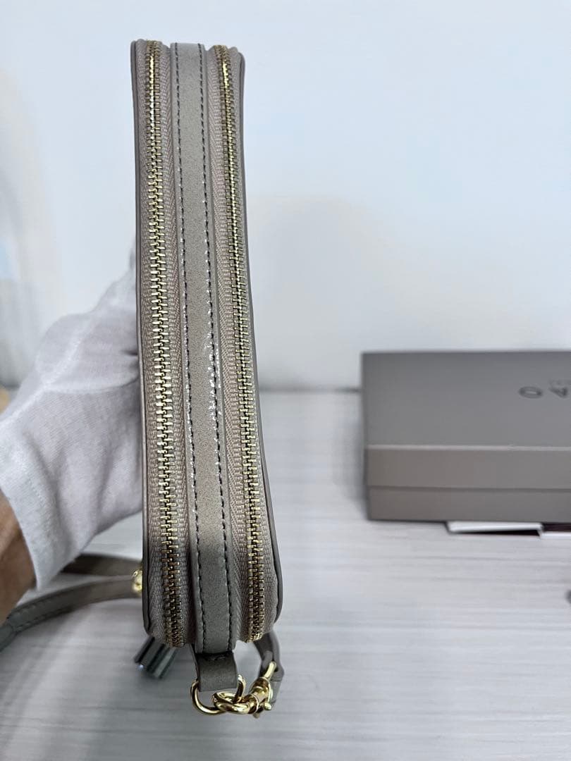 ATAO アタオ アミュレットケリー パールグレージュ