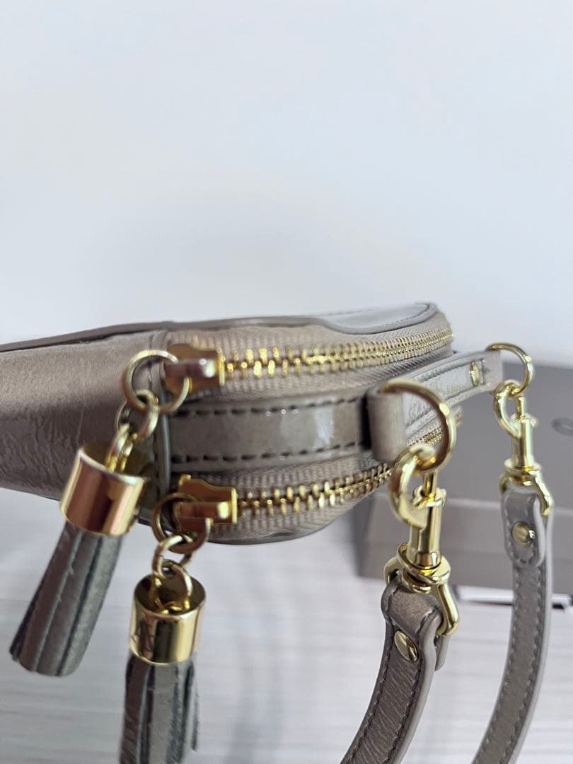 ATAO アタオ アミュレットケリー パールグレージュ