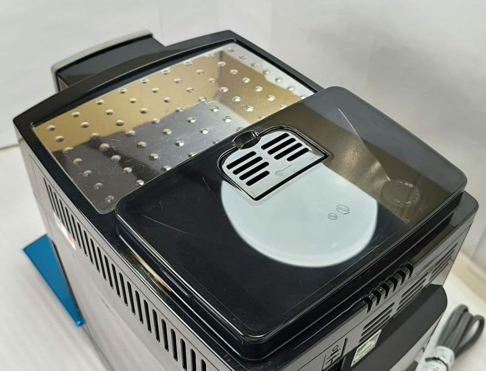 デロンギ　マグニフィカSカプチーノ　全自動コーヒーマシン　2　ECAM23260