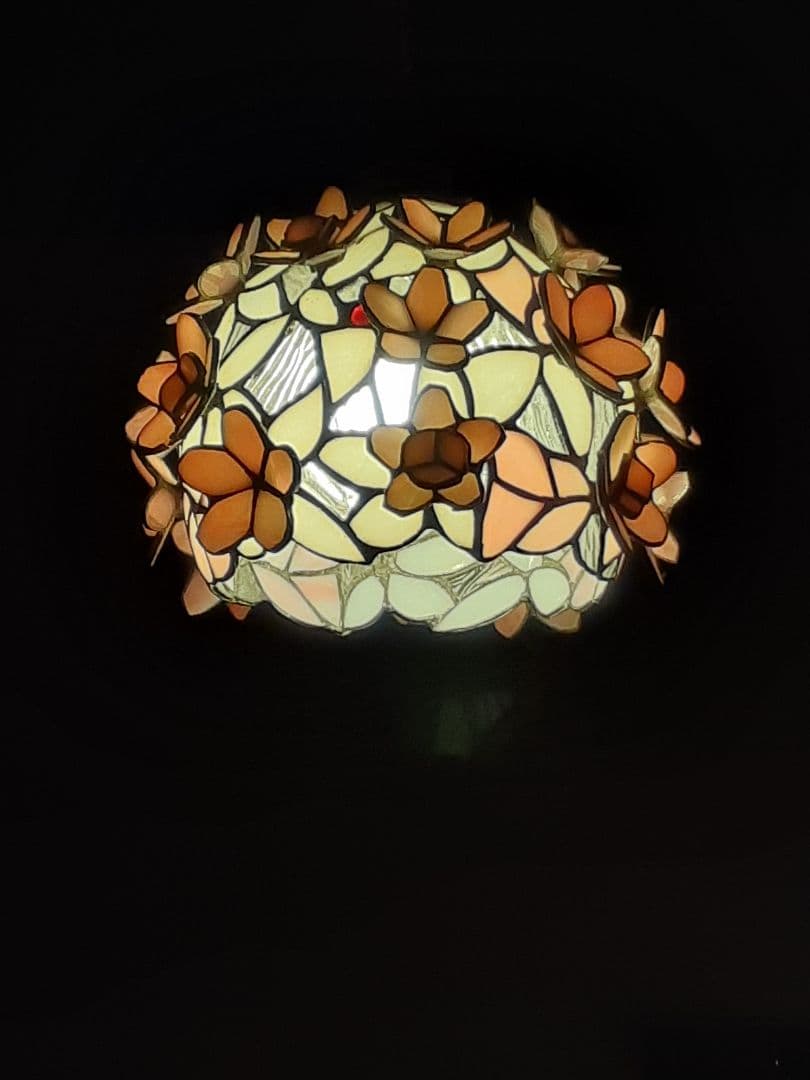 春にぴったりの艶やかで桜の花びらを散りばめた様な可愛らしいペンダントライト