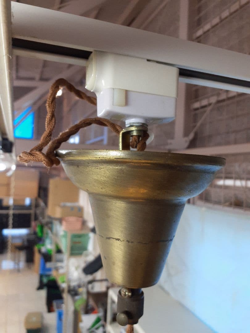 春にぴったりの艶やかで桜の花びらを散りばめた様な可愛らしいペンダントライト