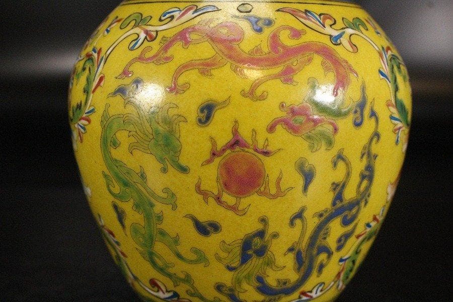 中国美術 黄地 色絵 草花紋 瓶 高21.5cm 乾隆年製款 旧家蔵出