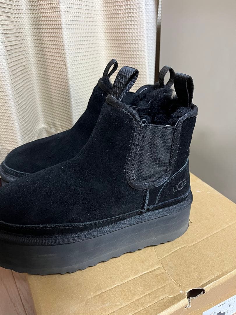 UGG プラットフォームブーツ　Neumel Platform Chelsea