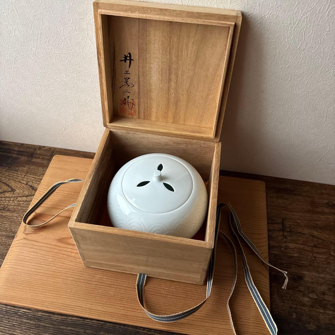 有田焼　人間国宝　井上萬二　美しい白磁青海波文　大きめの香爐　香炉