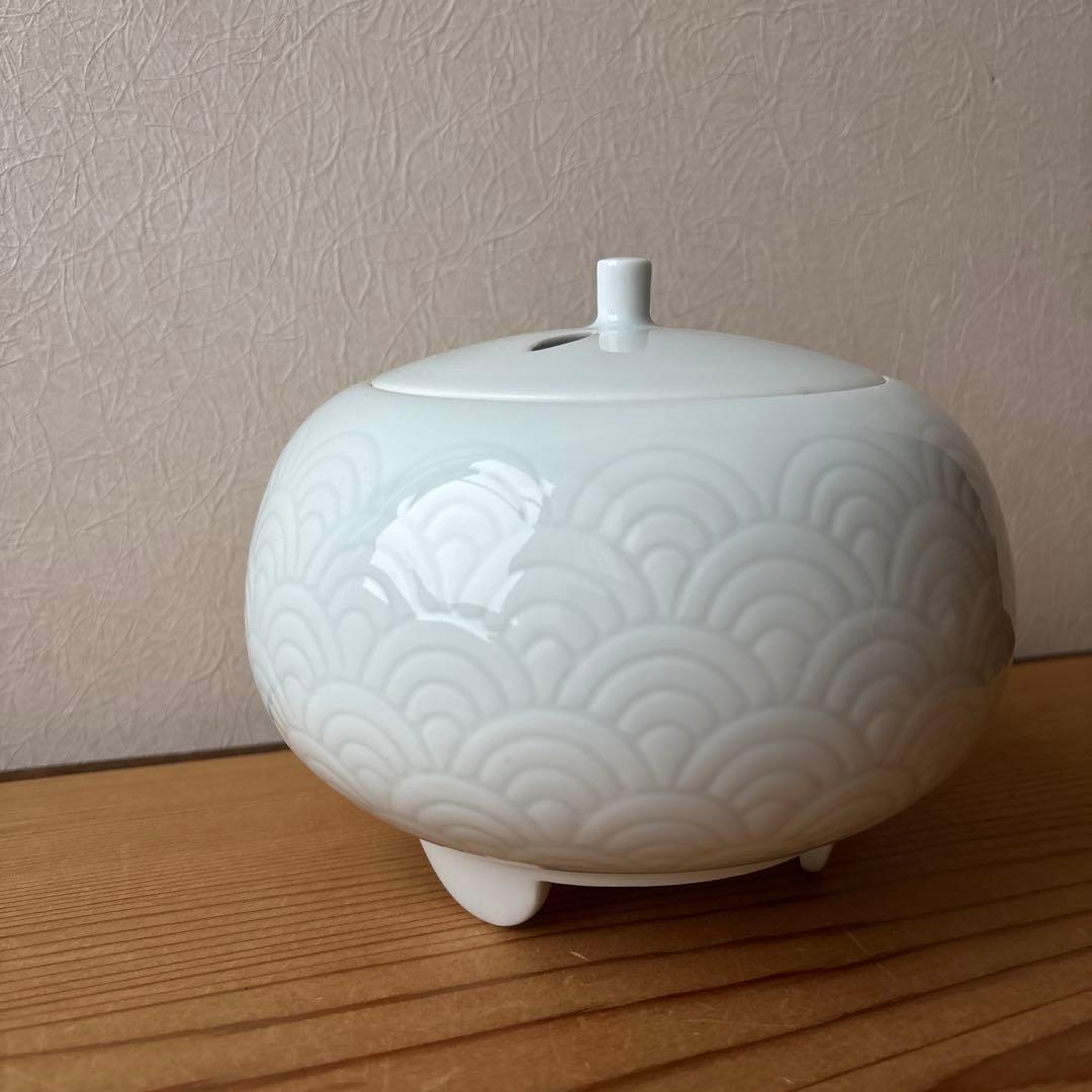 有田焼　人間国宝　井上萬二　美しい白磁青海波文　大きめの香爐　香炉