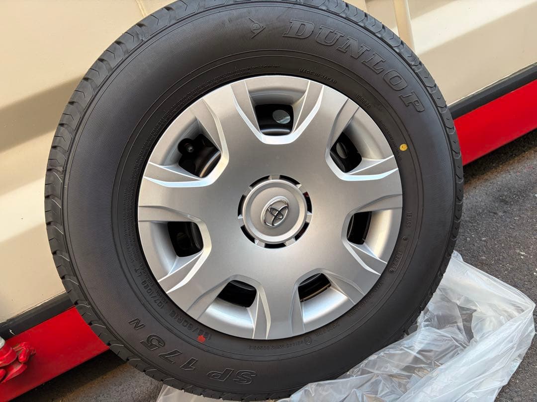 200系ダークプライムsハイエースワゴン　純正15インチ タイヤ ホイールセット
