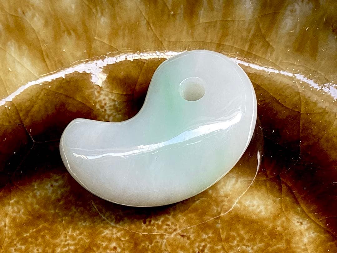 ✳premiumシリーズ幸運導く勾玉 高品質翡翠 再結晶線入り糸魚川翡翠　鑑別書