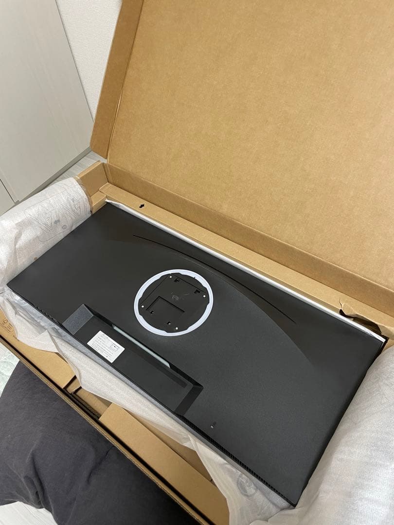 34インチ 3440x1440 180Hz モニター 直面