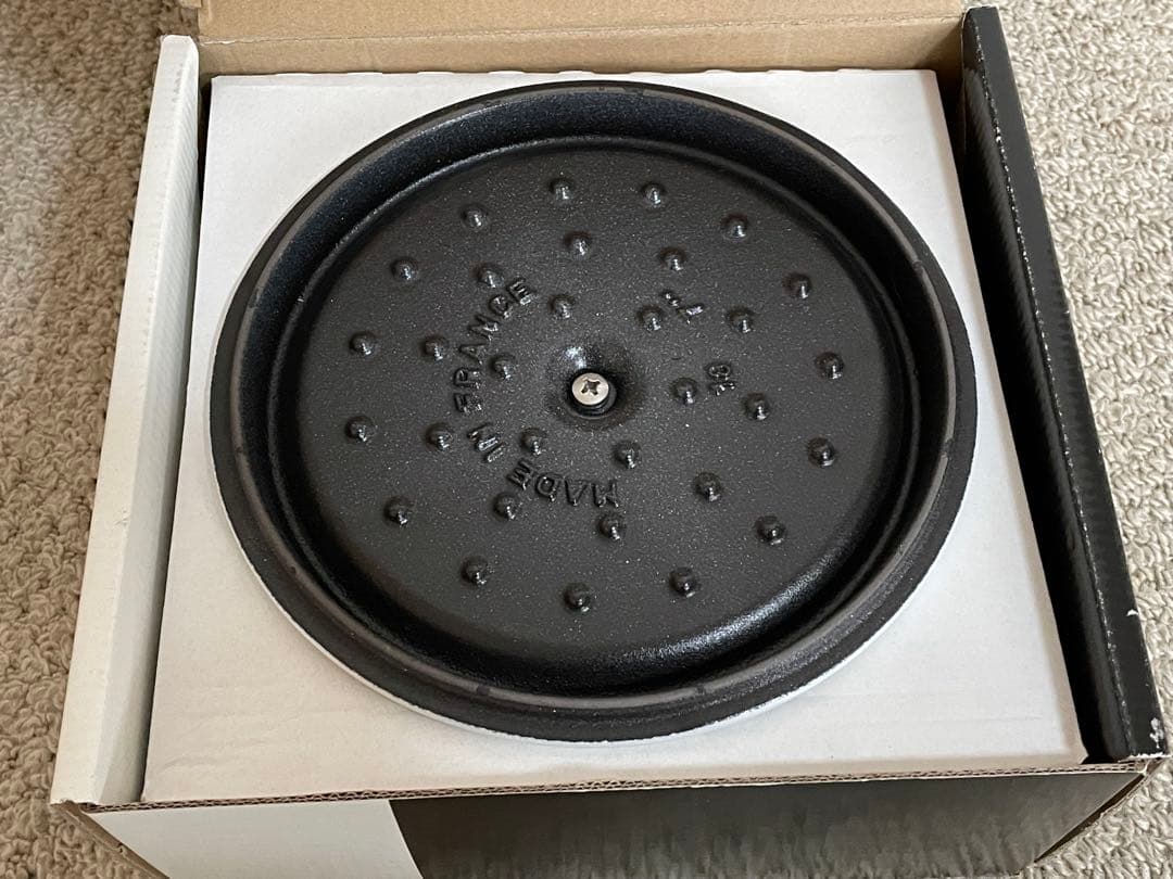 新品未使用シリアルナンバー有　staub ストウブ　ピュアホワイト　18cm