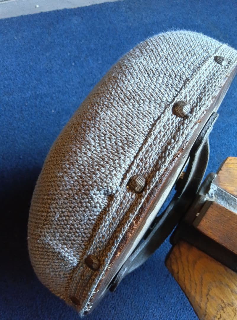 木製脚のグレー布製スツール　ヴィンテージ　レトロ