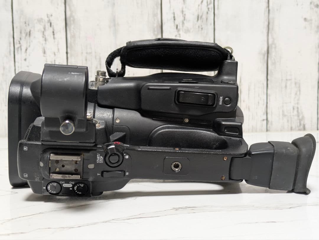 ② Canon　XF105