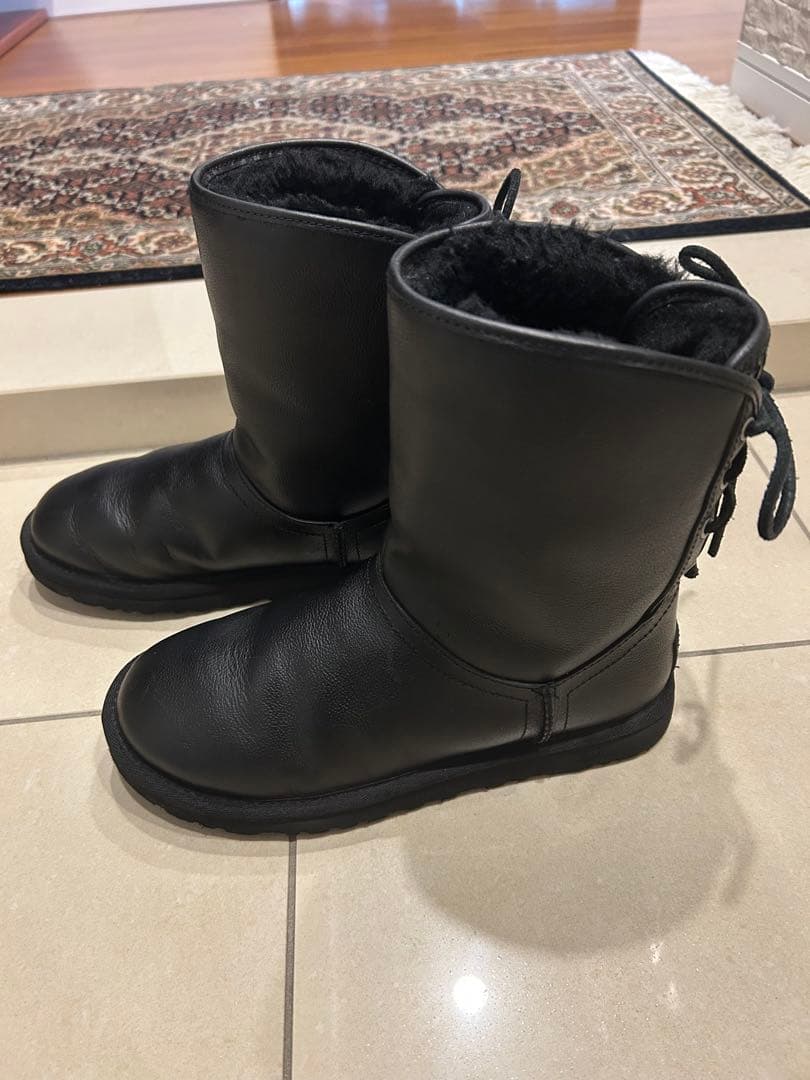 美品　UGG ブラックレザー ムートンブーツ　23 ㎝　定価3万円超え