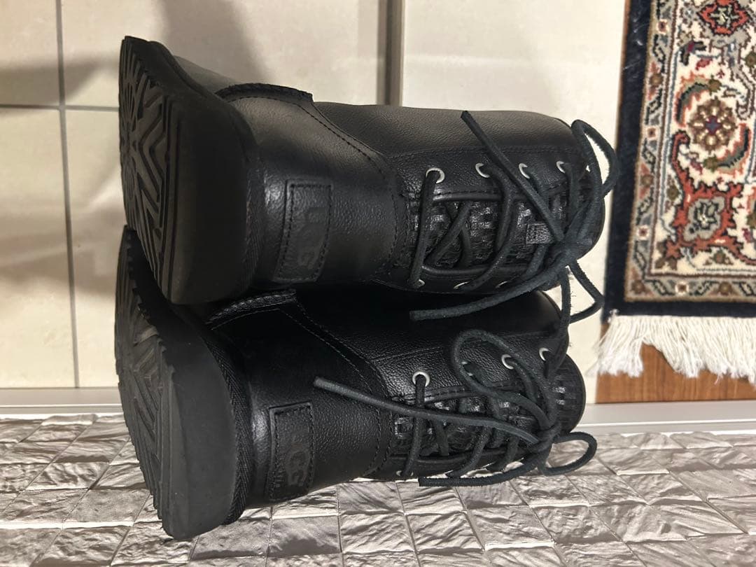 美品　UGG ブラックレザー ムートンブーツ　23 ㎝　定価3万円超え