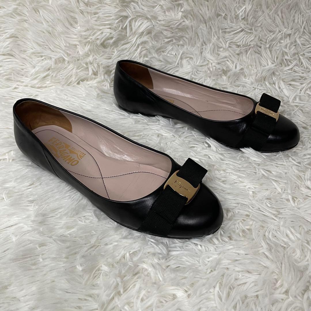 美品　フェラガモ　ヴァラリボン　フラット　パンプス　レザー　黒　金