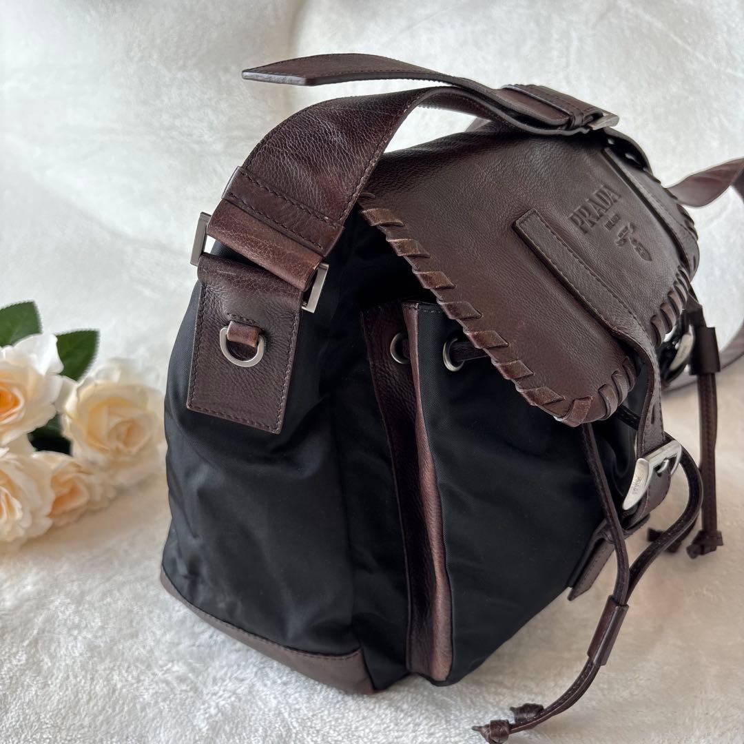 プラダ ショルダーバッグ メッセンジャーバッグ　大容量エンボスロゴ 鞄