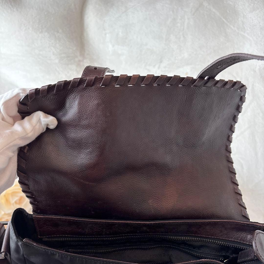 プラダ ショルダーバッグ メッセンジャーバッグ　大容量エンボスロゴ 鞄