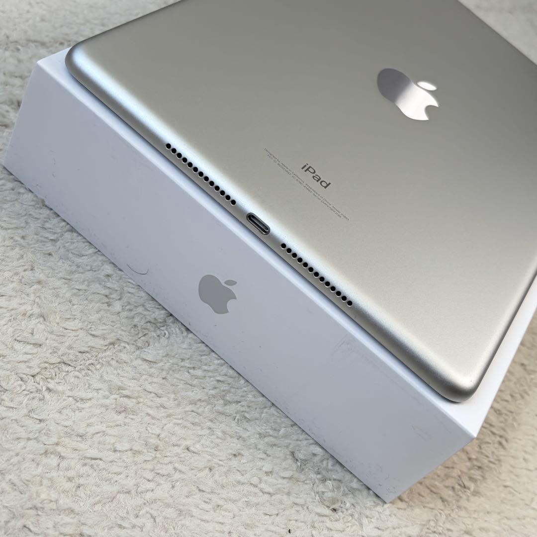Apple iPad 第6世代 32GB シルバー Wi-Fiモデル