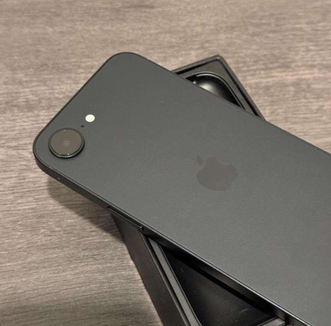 未使用に近い　iPhone 16e｜送料無料｜SIMフリー バッテリー100％