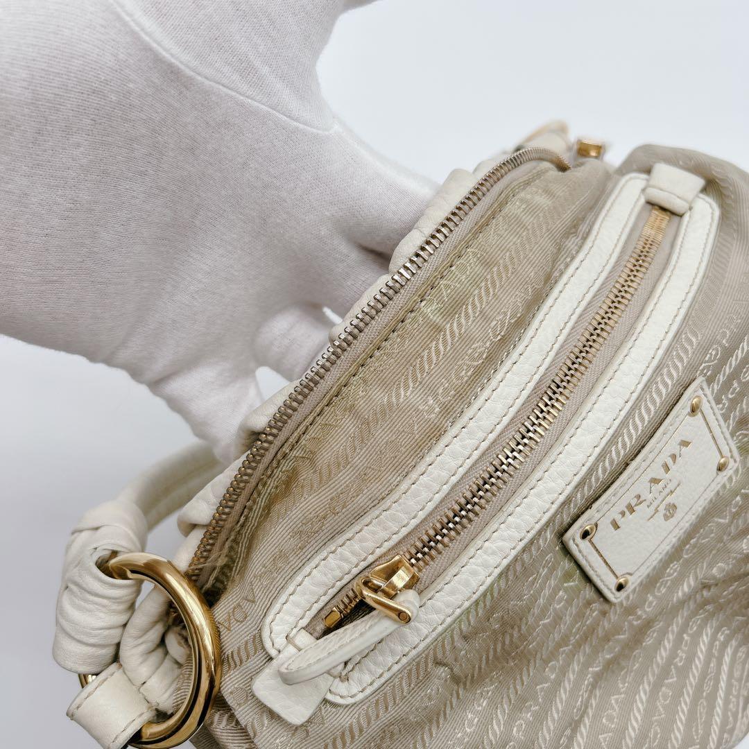 PRADA ワンハンドバッグ レザー ホワイト メタルロゴ ハーフムーン