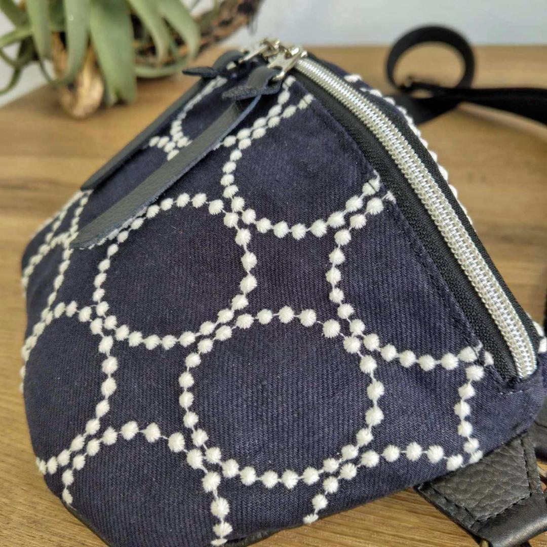 ミナペルホネン/tambourine タンバリンネイビー×白/ボディーバッグ黒