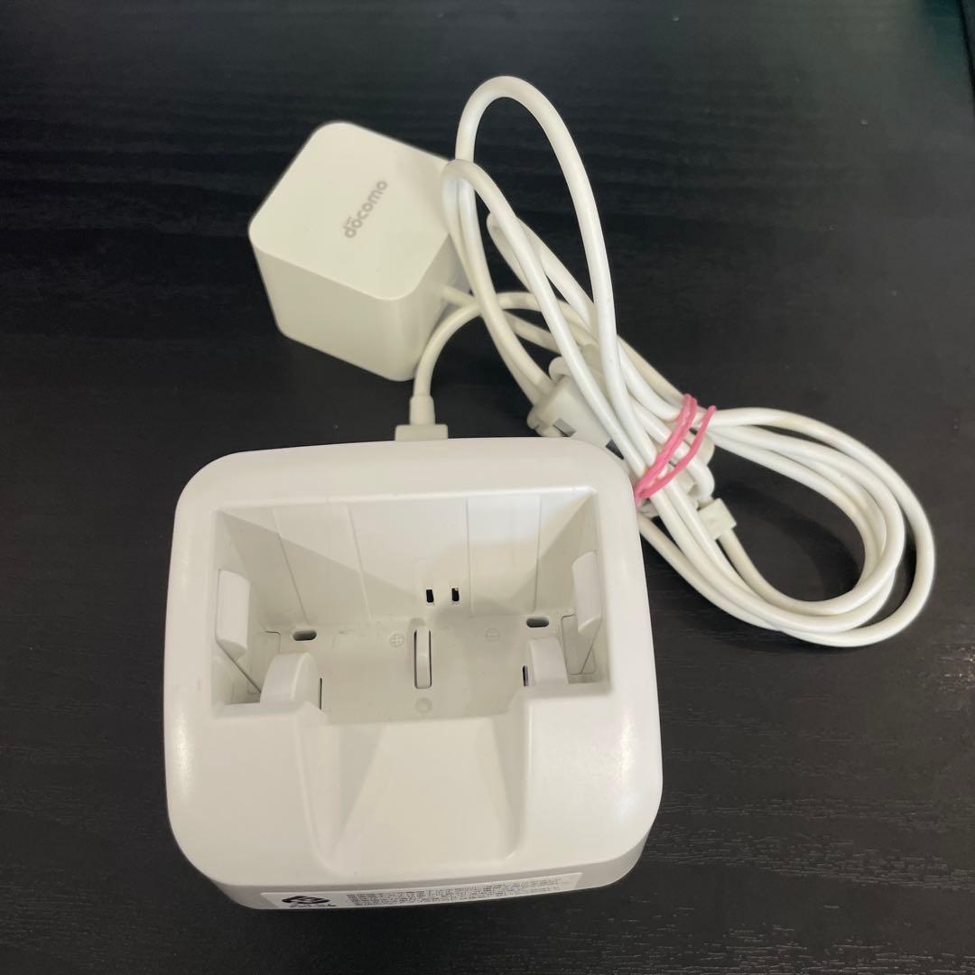 docomo らくらくホン F-02J ピンク　折りたたみ携帯電話