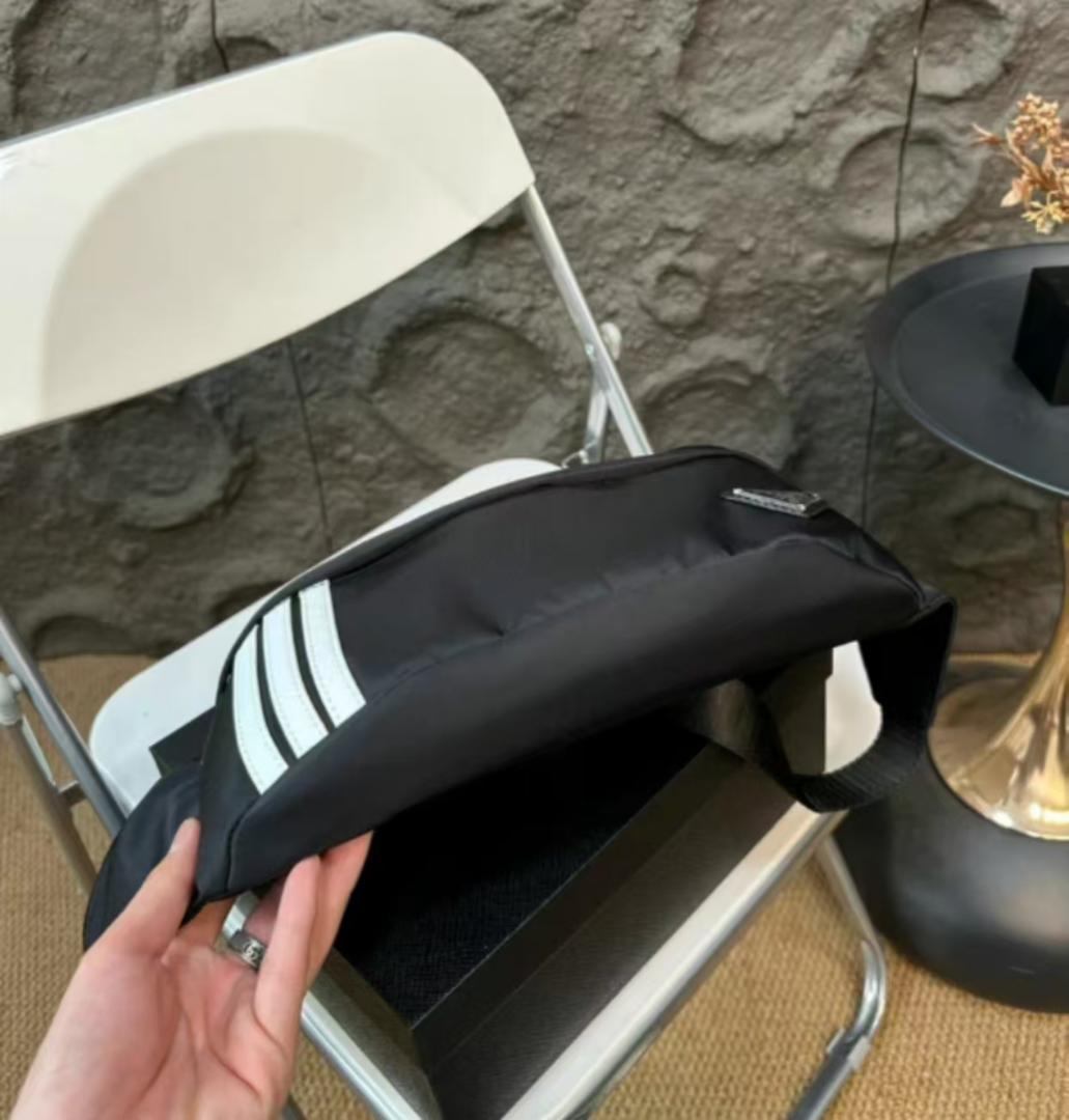 PRADAブラック-ボディバッグ-ストライプ