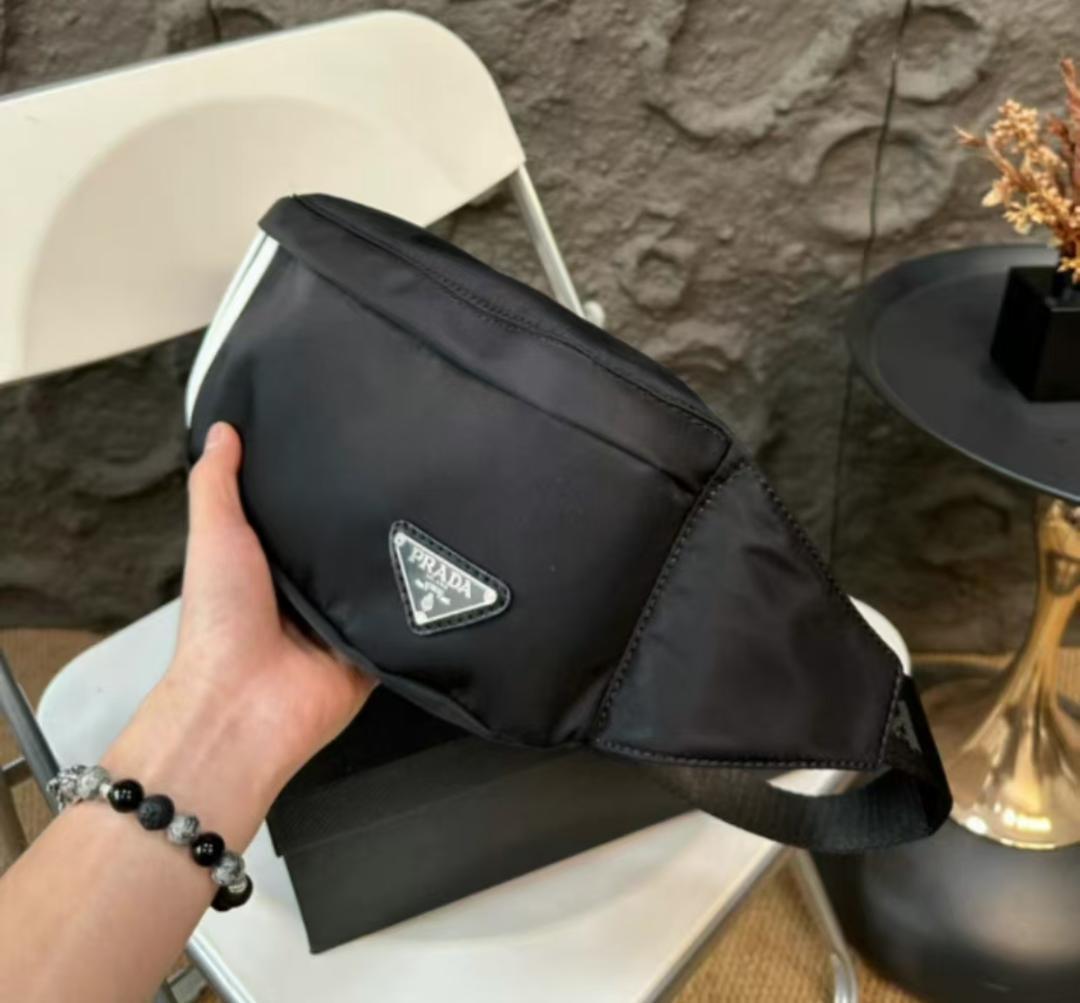 PRADAブラック-ボディバッグ-ストライプ