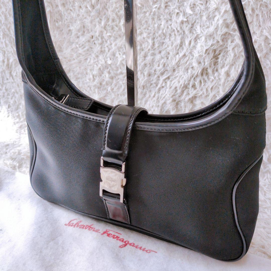 サルヴァトーレフェラガモ　ショルダーバッグ　ワンショルダー　ナイロン　ロゴ金具