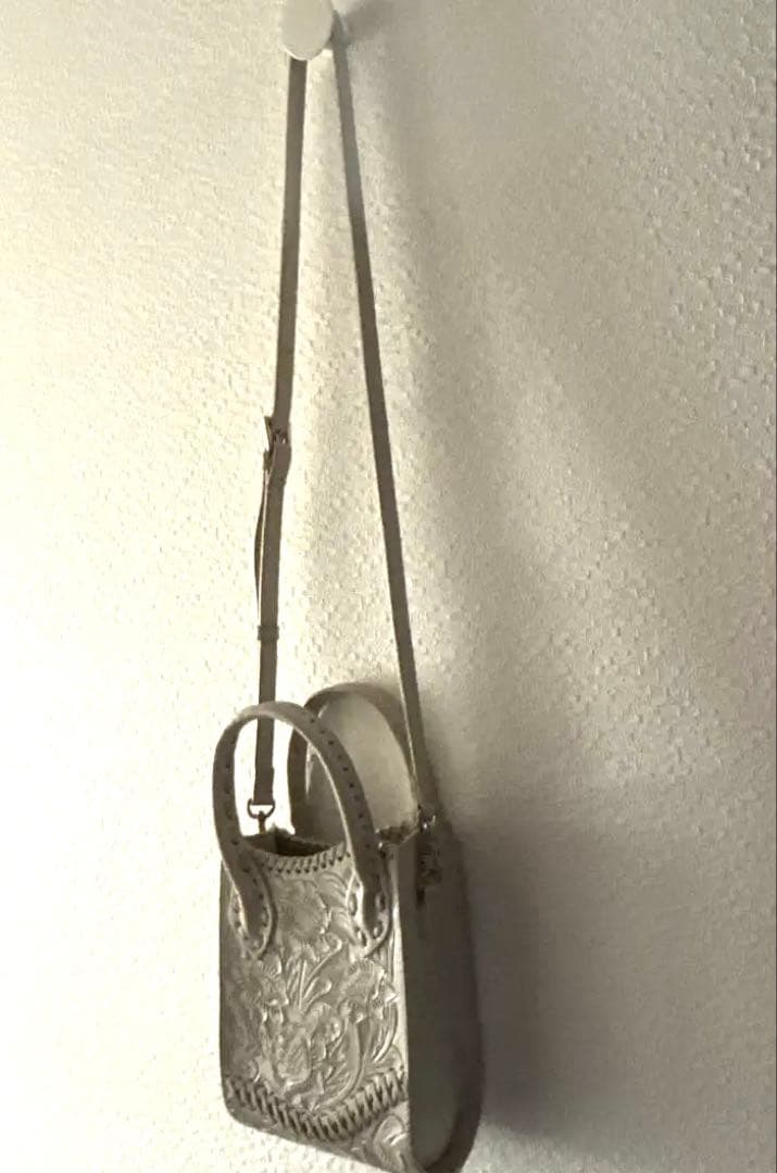 Carving Tribes エンボス花柄ショルダーバッグ