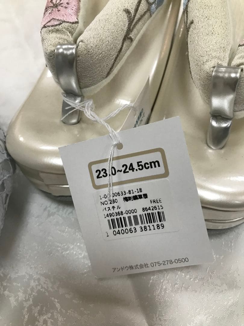 淡いグレーのバッグと花刺繍の草履セット