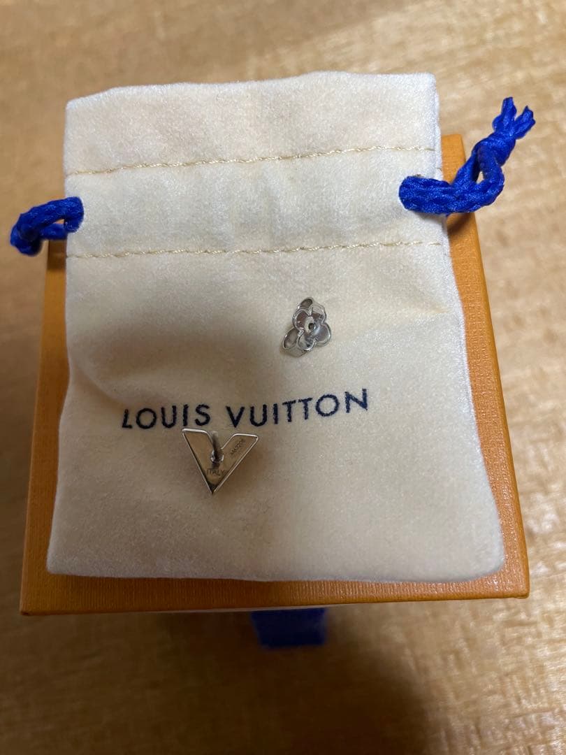 Louis Vuitton シルバー V字型ピアス