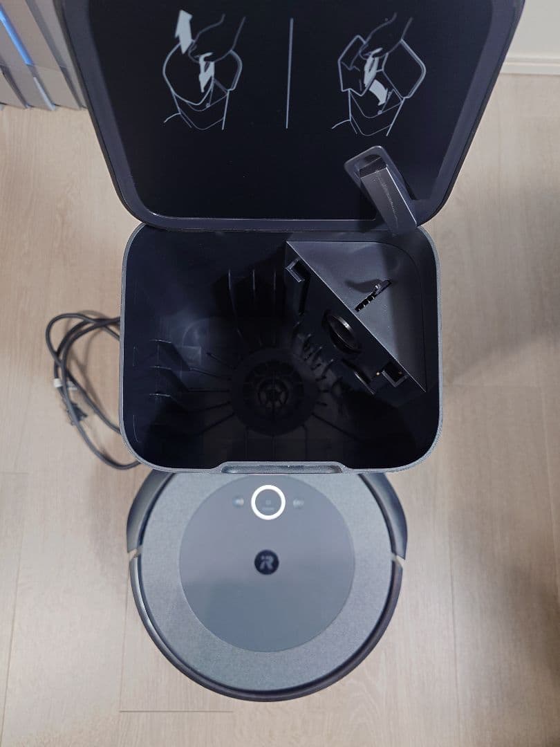 【美品・送料込】ルンバ i3+ クリーンベース付 iRobot ロボット掃除機