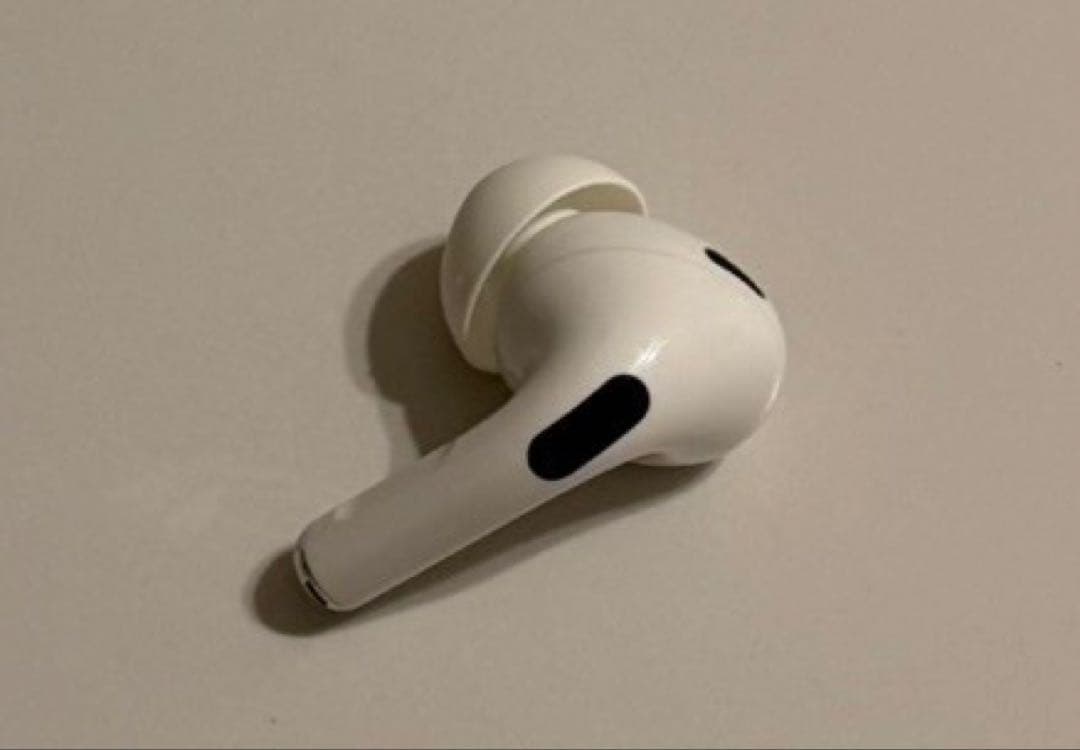 AirPods Pro2 イヤホンL側と充電ケース