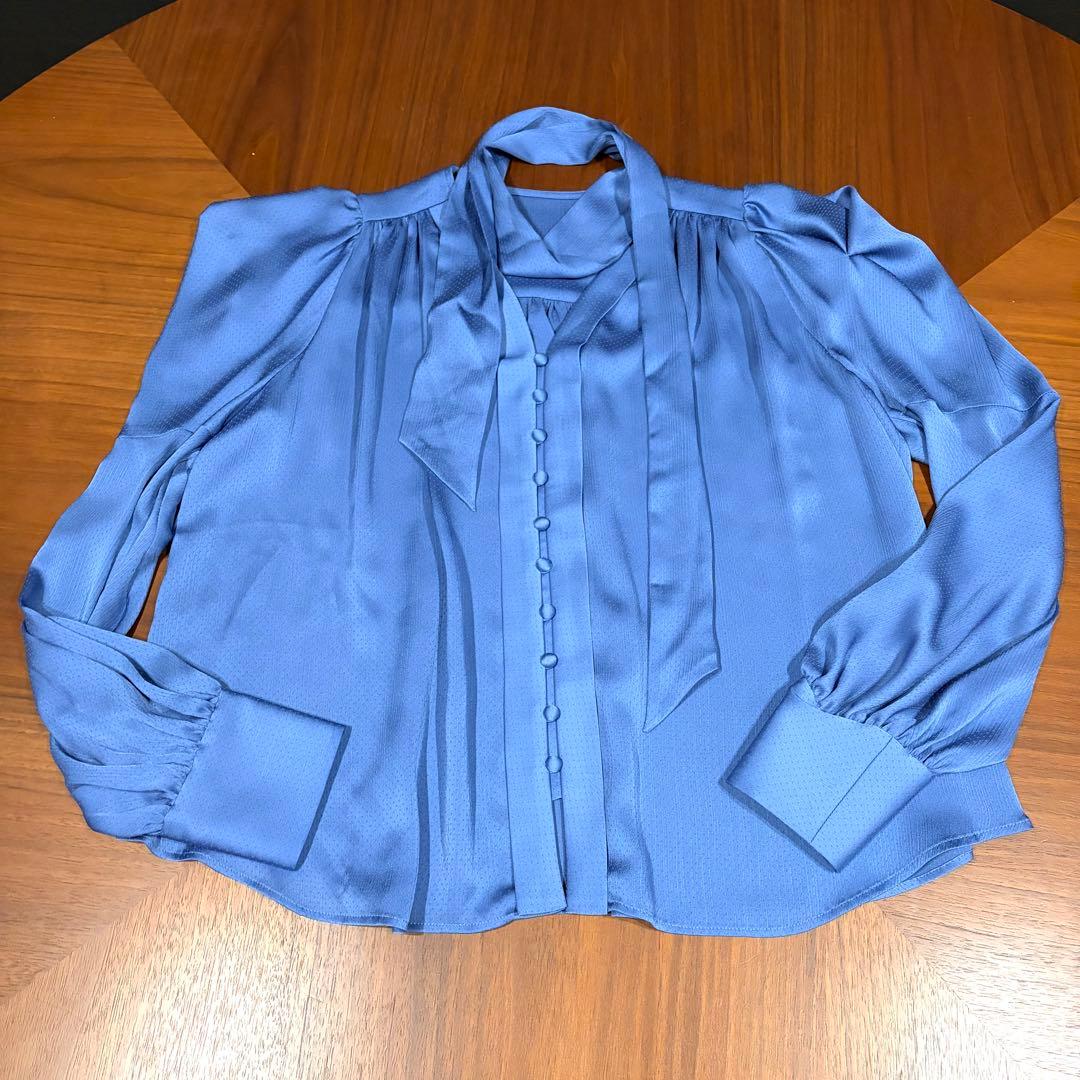 専用24ss アニュアンス フォルムスリーブタイブラウス ボウタイ 青 ブルー