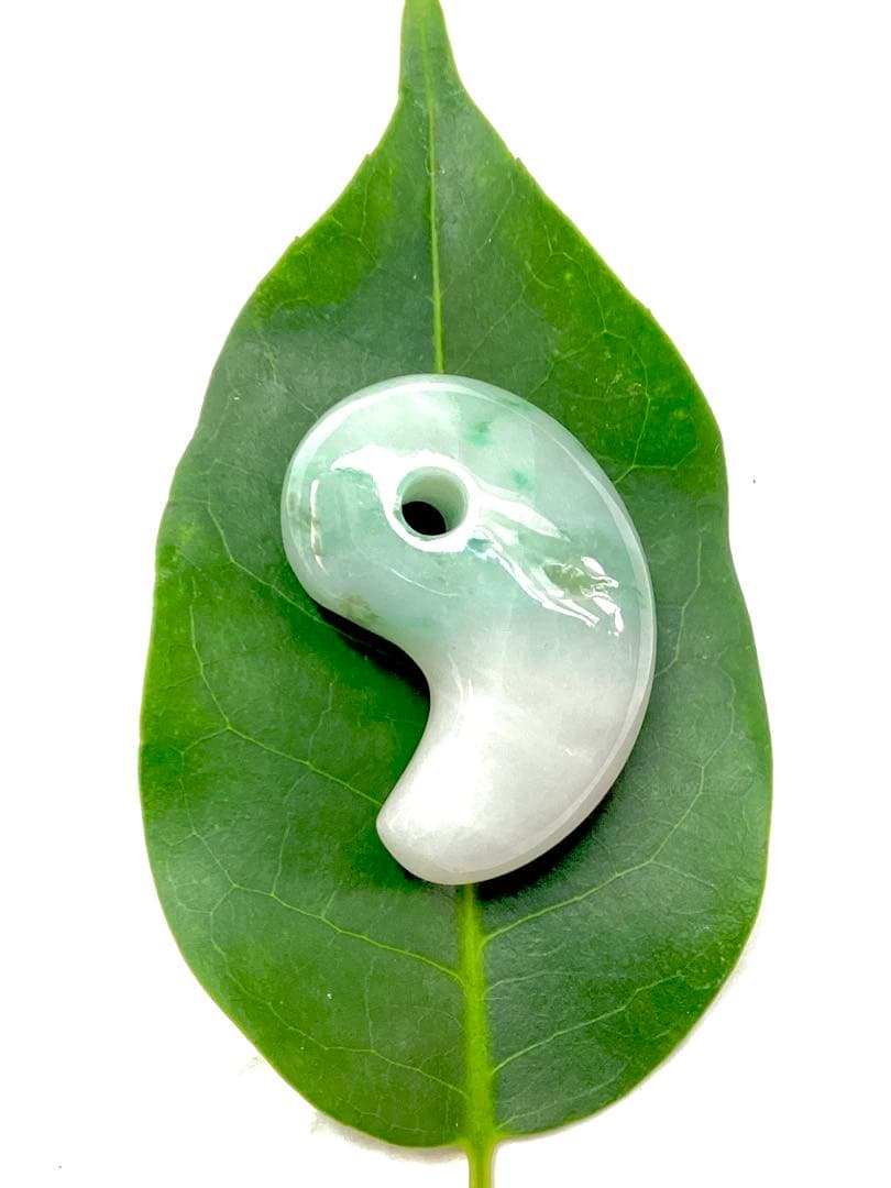 ✳摩訶不思議パワー　天然翡翠 淡いラベンダー色　糸魚川翡翠勾玉　本物を鑑別書付‼️