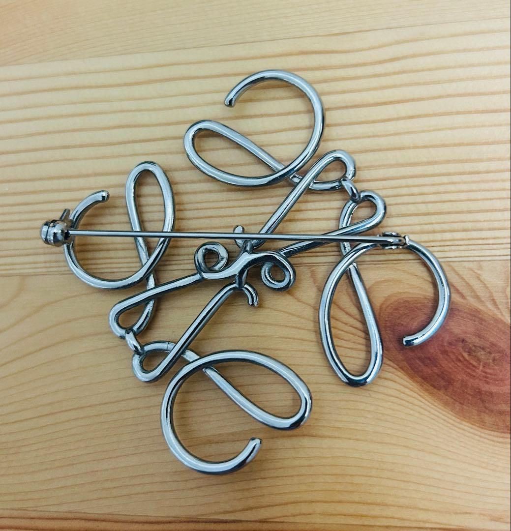 LOEWE(ロエベ)アナグラム ブローチ (メタル)