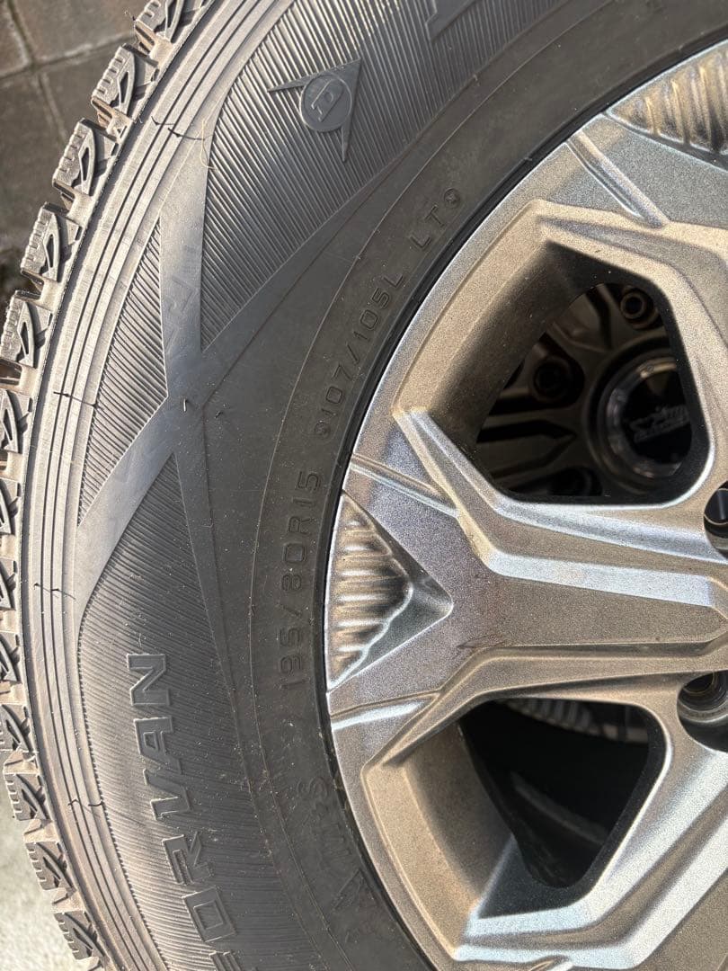 ￼ハイエースキャンパー冬タイヤアルミホイール付き