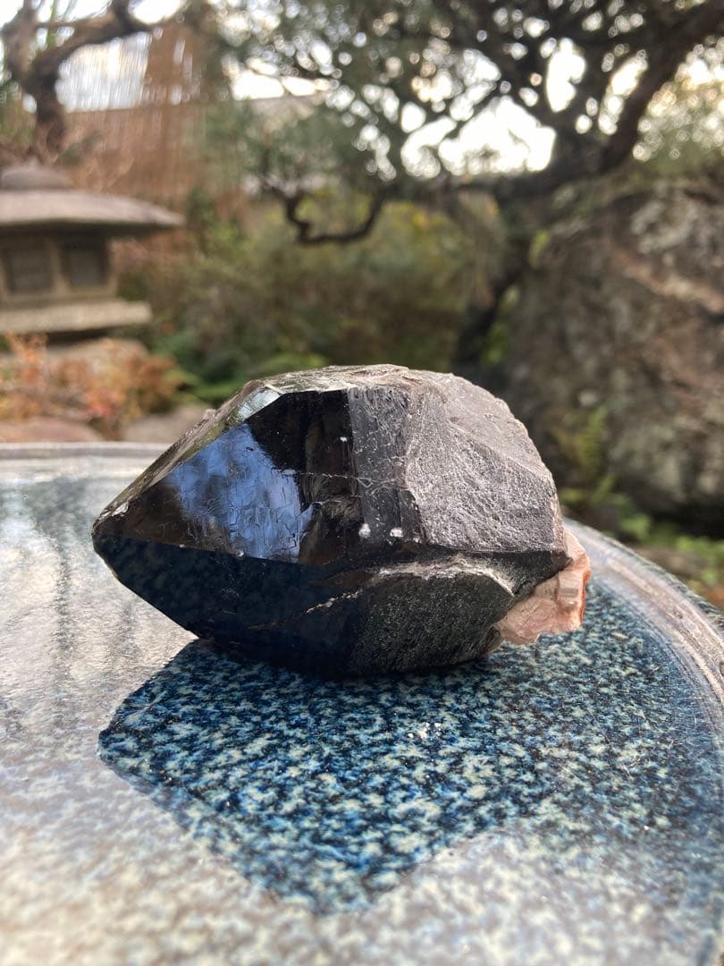 黒いオブシディアンの置物